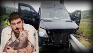 Ünlü şarkıcı Çağan Şengül kaza yaptı Minübüs bariyerlere saplandı