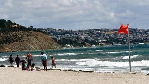 Denize girmenin yasaklandığı plajlara kırmızı bayrak asıldı