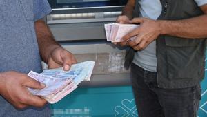 Sahibini bekleyen para Kentte ilginç olay