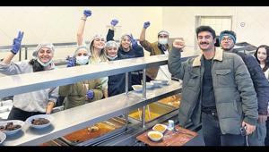 Öğrenciler yemeklerini kendileri dağıttı