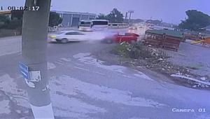 İzmirdeki feci kaza kamerada: 2 ölü, 4 yaralı