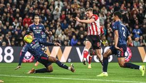 İngilterede lider Arsenale son dakikada soğuk duş