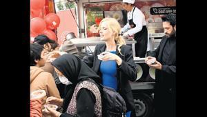 Bağışçılar için lokma dağıttı