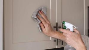 En iyi yağ sökücü evdeymiş Mutfak dolaplarını böyle temizleyin, farkı görün