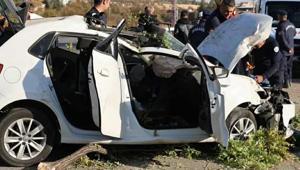 Elazığda otomobil aydınlatma direğine çarptı: Anne ve bebeği öldü, 4 yaralı