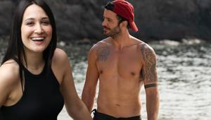 Doggy uslubidagi uzun oyoqli qizlarning fotosuratlari