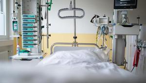 Ülke şokta Aynı odada tedavi gördüğü hastanın solunum cihazını söktü