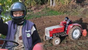 Traktörüne binip kaskını, eldivenini ve gözlüğünü taktı İşleri artık böyle yapacağız