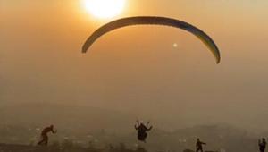 Gösteri sırasında kaza Yamaç paraşütçüsü kalkışta kayaya çarptı