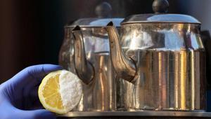 Kalaylamaya gerek yok Tek hamlede çaydanlıklar ayna gibi parlayacak