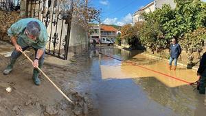İzmir sular altıda Cadde ve sokaklar sular altında kaldı