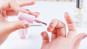 Simli oje çıkarırken bulaşmaya son Pamuk yerine kullanın