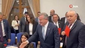 Meclis’te gülümseten anlar CHP kırmızı kart gösterdi, Bakan Bak’tan anında cevap geldi