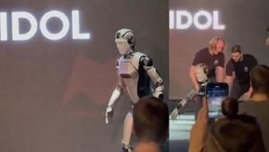 Rusya’nın yapay zekalı insansı robotu tanıtımda yere kapaklandı O anlar kameraya yansıdı