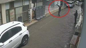 İlginç an 2nci kattan düşen kediyi polis kurtardı