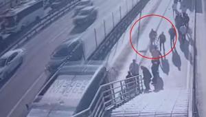 Cevizlibağda metrobüsün çarptığı engelli yolcu hayatını kaybetti