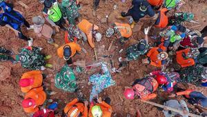 Endonezyada heyelan faciası Evler toprak altında kaldı, can kaybı var