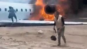 Bakan, yanan uçaktan kurtuldu