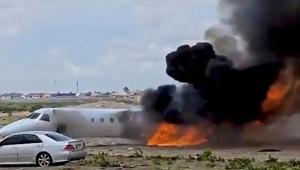 Kongoda bakanı taşıyan uçak pistten çıktı, alev topuna döndü