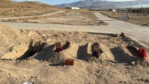 Türkiyeye ağlatan manzara Eşi ve çocuklarının yanı başına yeni bir mezar kazıldı