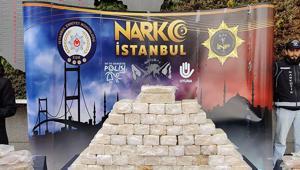 İstanbul ve Kocaelinde operasyonla ele geçirilen 966 kilo uyuşturucu emniyette sergilendi