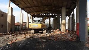 7 kişiye mezar olan kozmetik fabrikasında yıkım çalışması başlatıldı