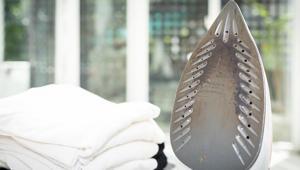 Ütüdeki kireci söküp atıyor Buhar deliklerini kulak pamuğu ile temizleyin