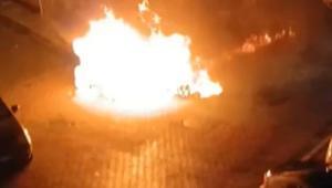 Sokağa park edilen araç 1 saat sonra alev topuna döndü