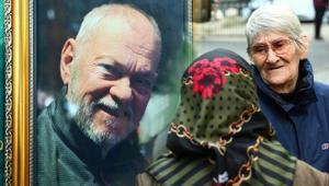 Ayakta durmakta güçlük çekti Canan Karatay eşini son yolculuğuna uğurladı