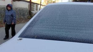 Bir kent adeta dondu Sıfırın altında 5 dereceyi gördü, araçlarını battaniye ile korudular