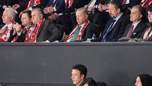 Cumhurbaşkanı Erdoğandan A Milli Erkek Basketbol Takımına destek: Maçı tribünde takip etti