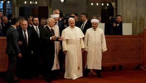 İstanbuldaki temasları süren Papa 14. Leo, Sultanahmet Camiine geldi