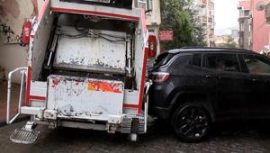 Beyoğlunda çöp kamyonu park halindeki 5 araca çarptı 3 kişi yaralandı