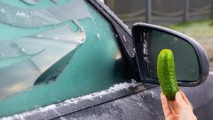 İkiye bölüp sürünce arabadaki buzlanmayı bitiriyor... Camlar tertemiz kalacak