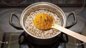 Kuru fasulyede gaz kalmıyor Haşlama suyuna 1 kaşık eklemek yeterli: 4’e bölüp atın