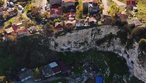 İstanbulun uçurum mahallesinde şaşırtan hayat: Altı kaya, depreme dayanıklı