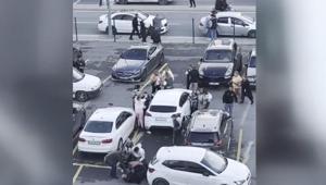 Kartal Anadolu Adliyesi önünde iki aile arasında yumruk yumruğa kavga Anbean kamerada