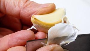 Tek tek kabuk ayıklama derdini bitiyor Sarımsak temizliğinde süreyi yarıya indiren yöntemler