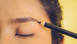 Kaşları gürleştirip kirpikleri uzatıyor 3 malzemeyle gelen güzellik