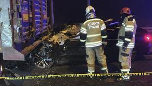 Kütahyada katliam gibi kaza Otomobil TIRa arkadan çarptı: 4 kişi öldü