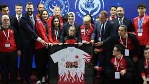 Bakan Göktaş, özel sporcularla Bakanlıkta bir araya geldi