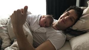 Ünlü oyuncu Uraz Kaygılaroğlu nostalji yaptı Adanın doğum gününü kutladı: Aşırı kıskanırdım