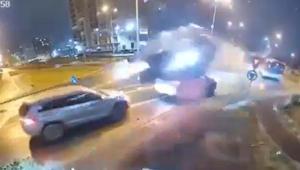 Katliam gibi kaza: Kavşağa çarptı, 2 aracın üzerinden uçtu Dehşet anları kamerada