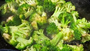 Brokoliyi böyle haşlamak hata Karıştırınca çıkıyor, karaciğeri temizleyen cevher