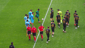 Yeni Malatyaspor 7 kişiyle sahaya çıktı Maç tatil edildi