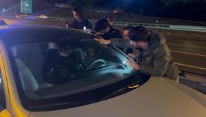 Otoyolda direksiyonda uyudu İtfaiyenin camı kırmasıyla uyandı