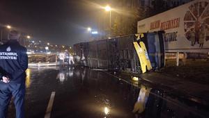 Çekmeköyde otobüs kontrolden çıktı, yan yattı