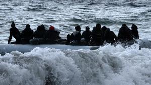 Girit Adası açıklarında facia Göçmenleri taşıyan bot battı: 18 ölü