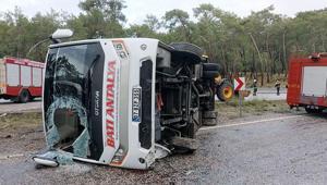 Kemer’de yolcu midibüsü devrildi: 5 yaralı