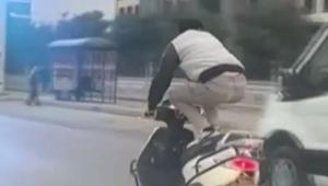 Adana’da akılalmaz görüntü Motosikleti sürmeye çömelerek başladı, yatarak devam etti